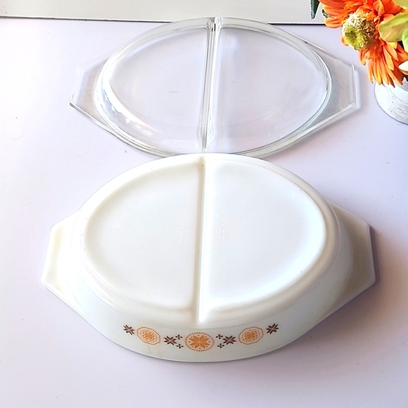 VTG. Pyrex, Town & Country Divided Covered Dish. - Picture 2 of 9
